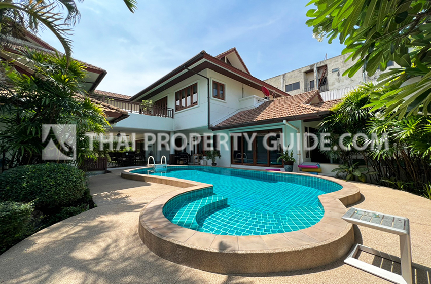 House with Private Pool for rent in New Petchburi (near KIS International School)