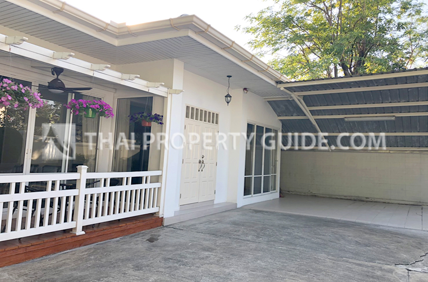 House with Private Pool for rent in New Petchburi