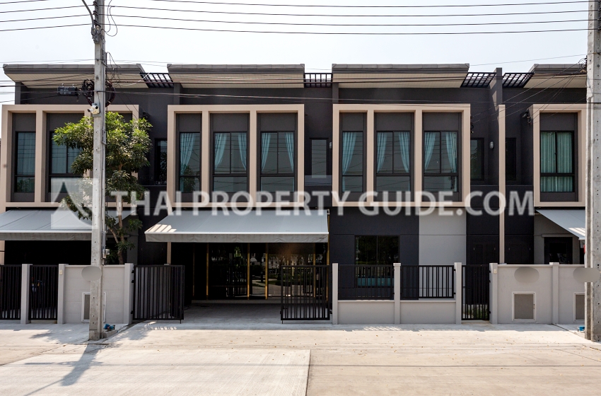 Townhouse for rent in Bangnatrad