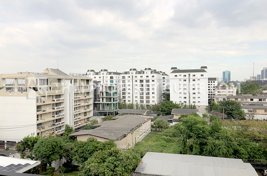 Condominium in New Petchburi 