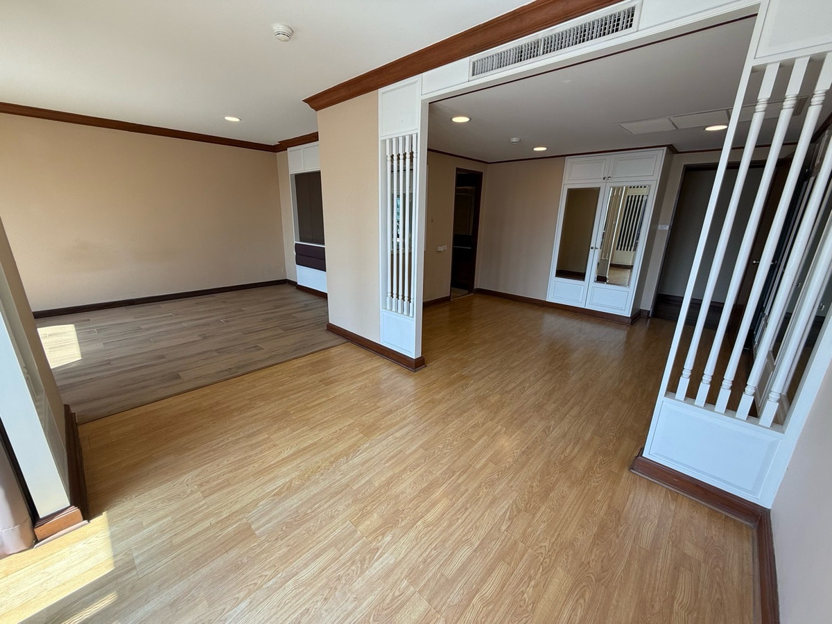 Condominium in Ploenchit