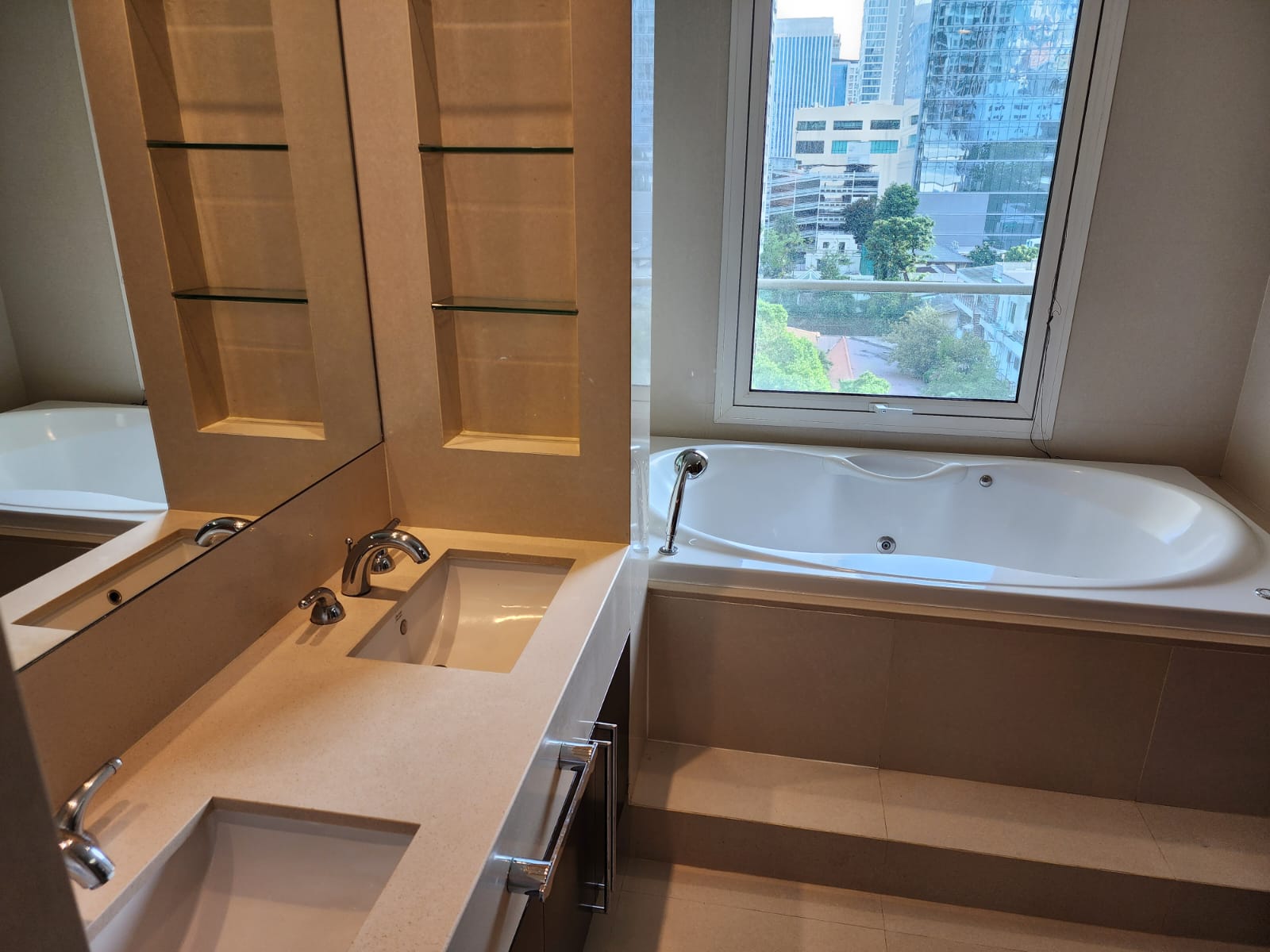 Condominium in Ploenchit 