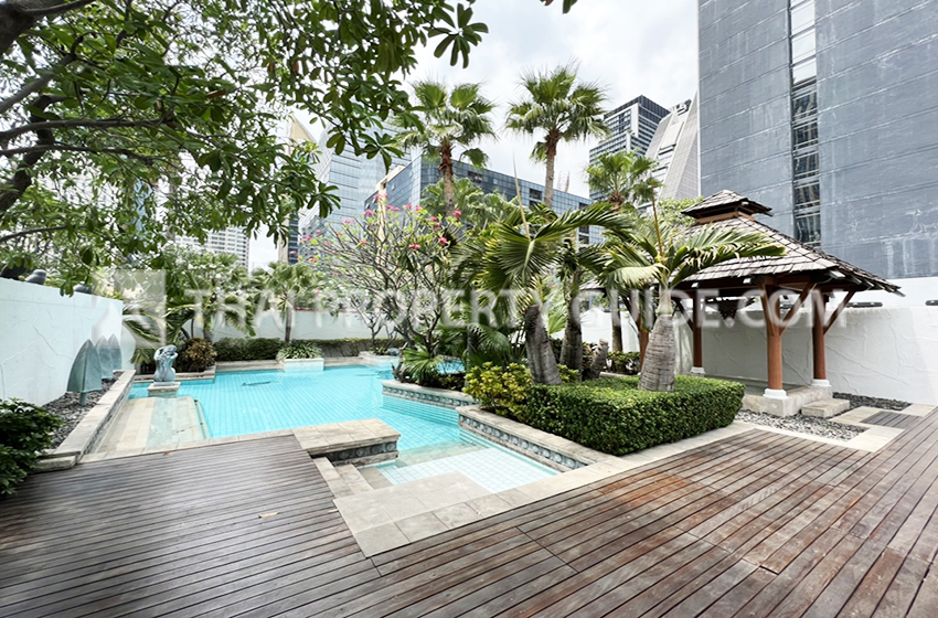 Condominium in Ploenchit : Athenee Residence 