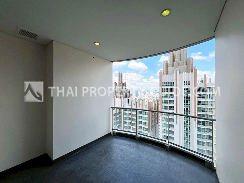 Condominium in Ploenchit 