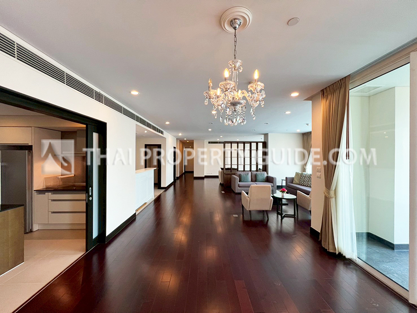 Condominium in Ploenchit 