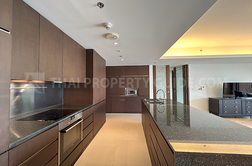 Condominium in Ploenchit : Hansar Rajdamri 