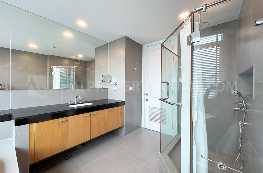 Condominium in Ploenchit : Athenee Residence 