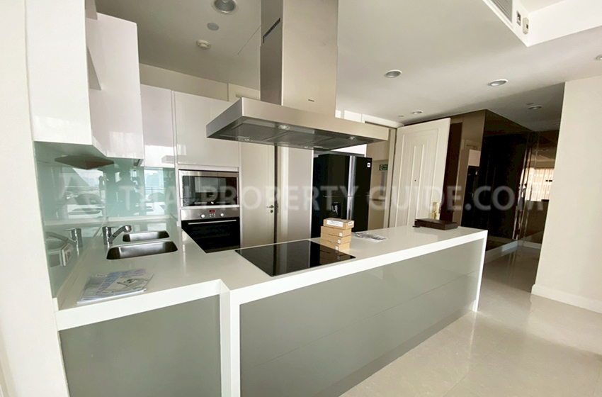 Condominium in Ploenchit 