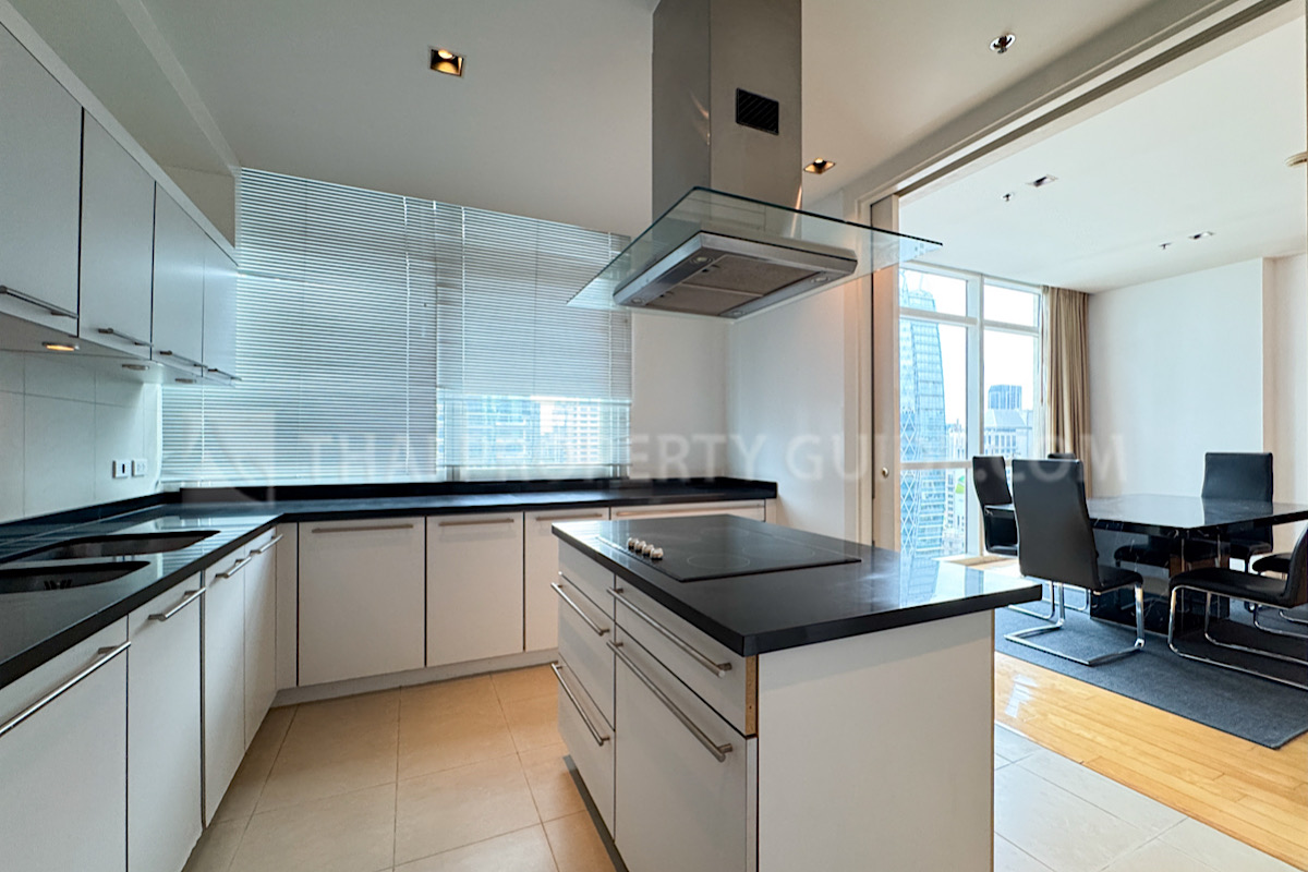 Condominium in Ploenchit : Athenee Residence 