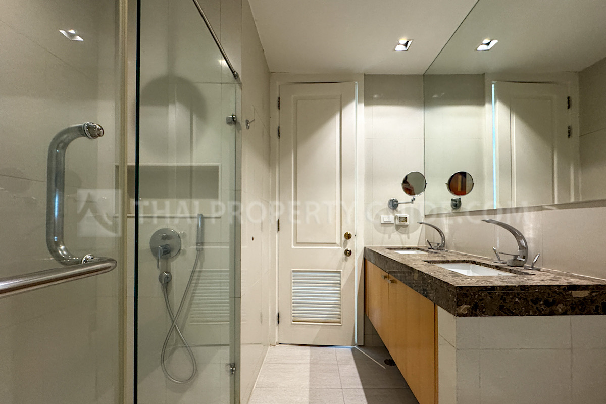 Condominium in Ploenchit : Athenee Residence 