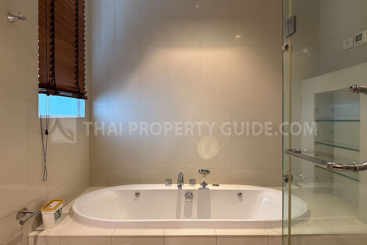 Condominium in Ploenchit : Athenee Residence 