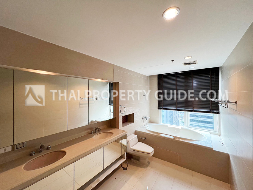 Condominium in Sathorn : The Royal Saladaeng 