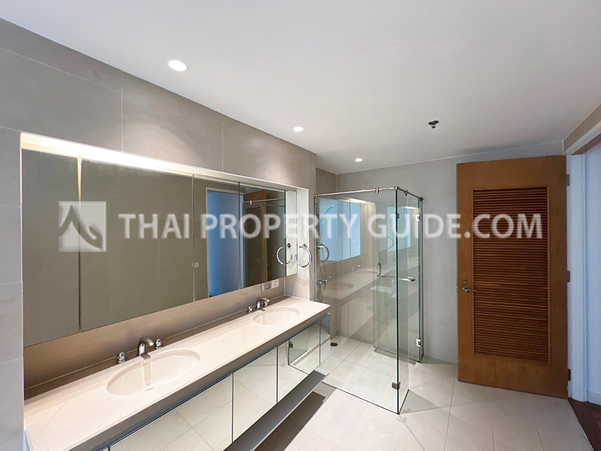 Condominium in Sathorn : The Royal Saladaeng 