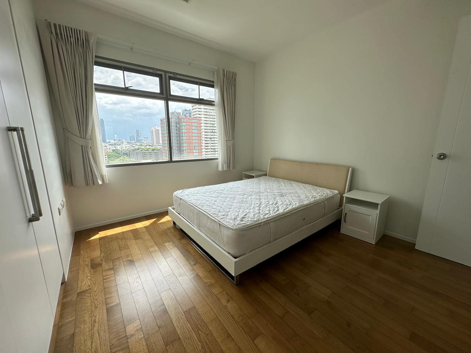 Condominium in Sukhumvit : The Madison Condominium 