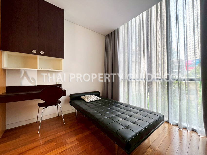 Condominium in Sukhumvit : Domus Condo Suk 16 