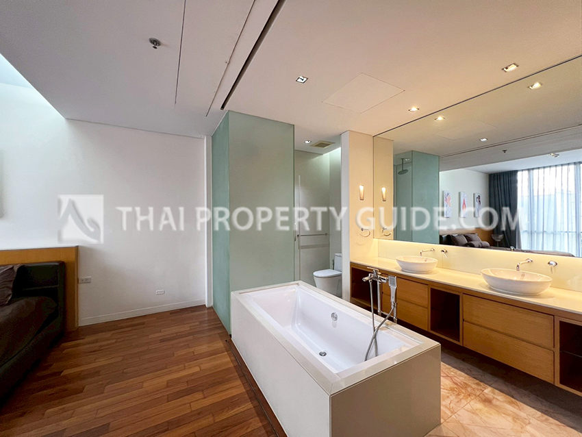 Condominium in Sukhumvit : Domus Condo Suk 16 