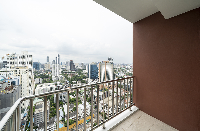 Condominium in Sukhumvit : FullerTon Condominium 