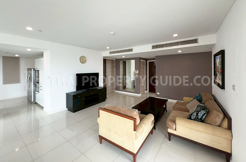 Condominium in Sukhumvit : FullerTon Condominium 