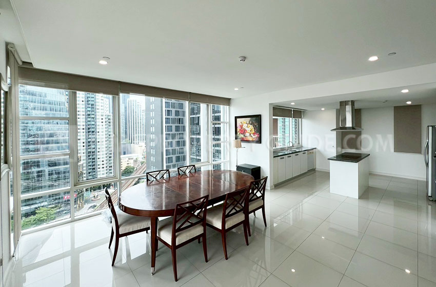 Condominium in Sukhumvit : FullerTon Condominium 