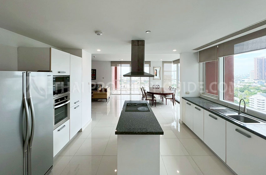 Condominium in Sukhumvit : FullerTon Condominium 