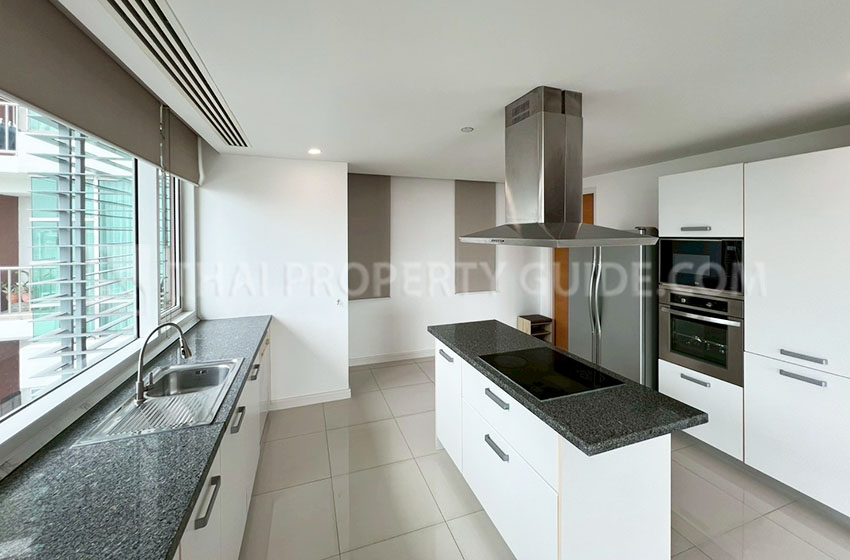 Condominium in Sukhumvit : FullerTon Condominium 