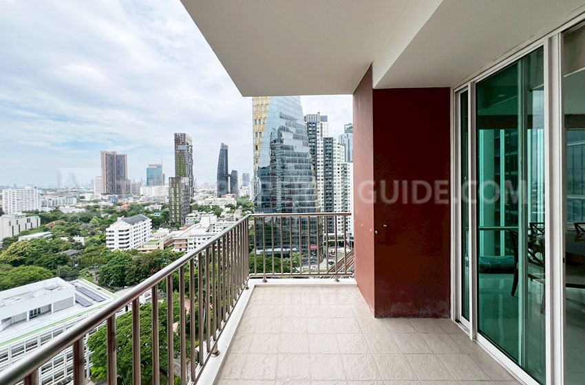 Condominium in Sukhumvit : FullerTon Condominium 