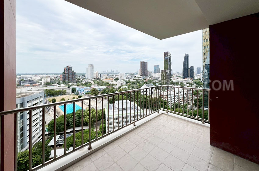 Condominium in Sukhumvit : FullerTon Condominium 