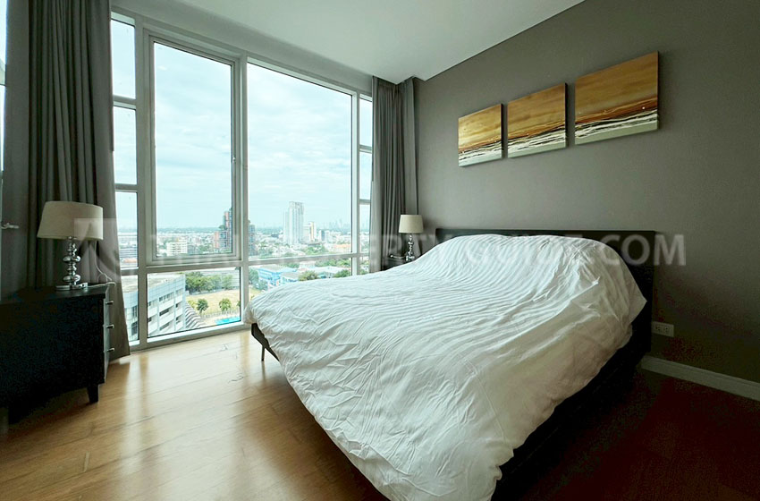 Condominium in Sukhumvit : FullerTon Condominium 