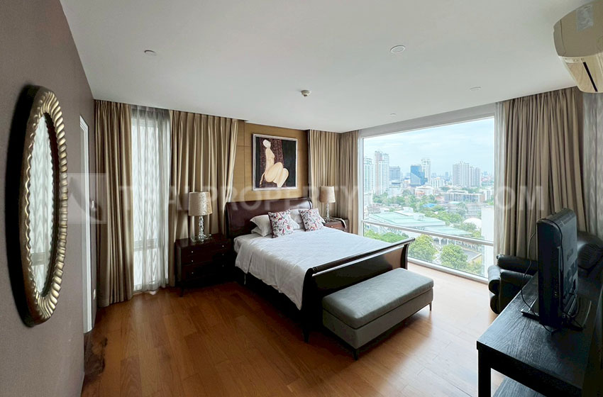 Condominium in Sukhumvit : FullerTon Condominium 