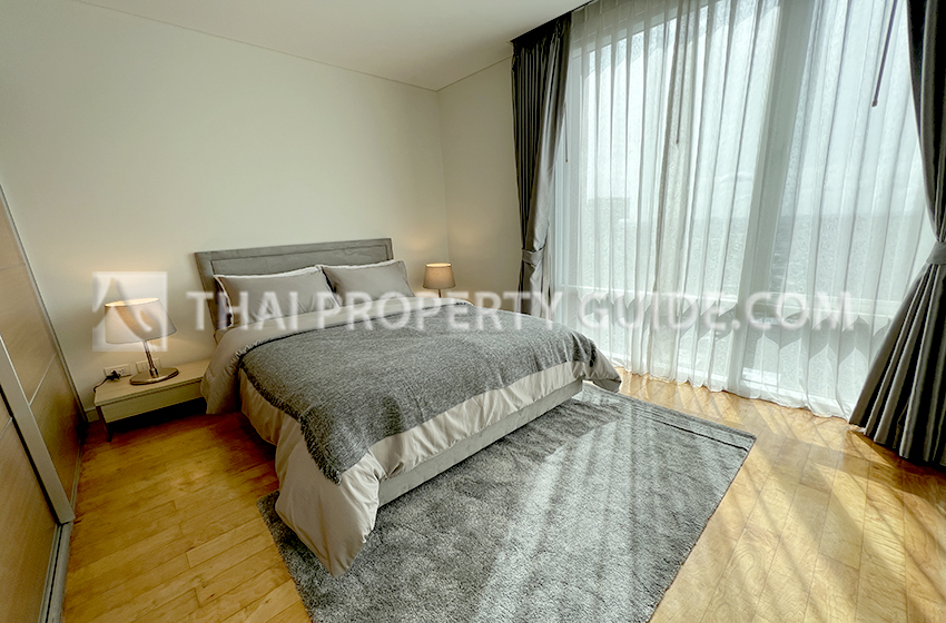 Condominium in Sukhumvit : FullerTon Condominium 