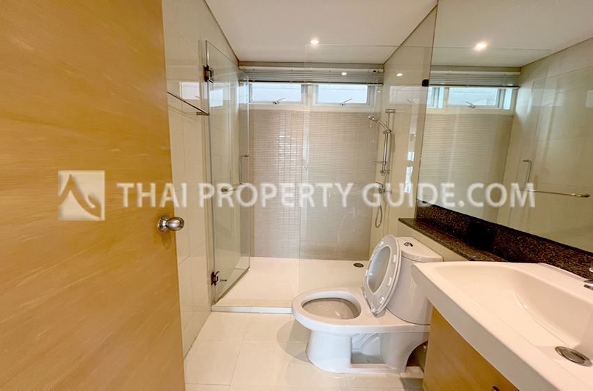 Condominium in Sukhumvit : FullerTon Condominium 