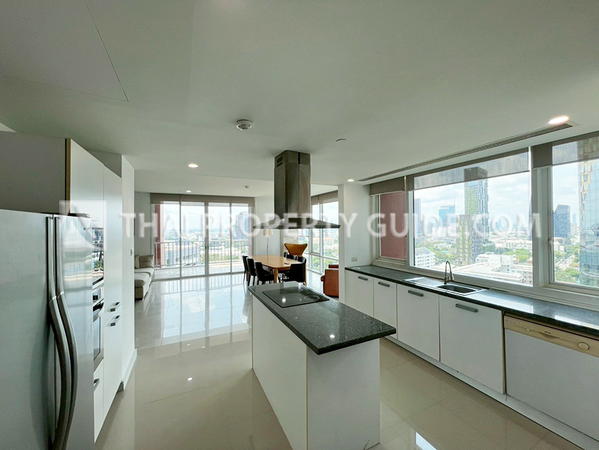 Condominium in Sukhumvit : FullerTon Condominium 