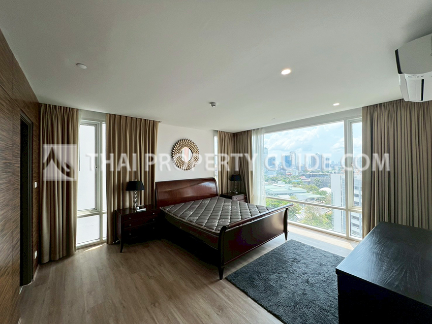 Condominium in Sukhumvit : FullerTon Condominium 