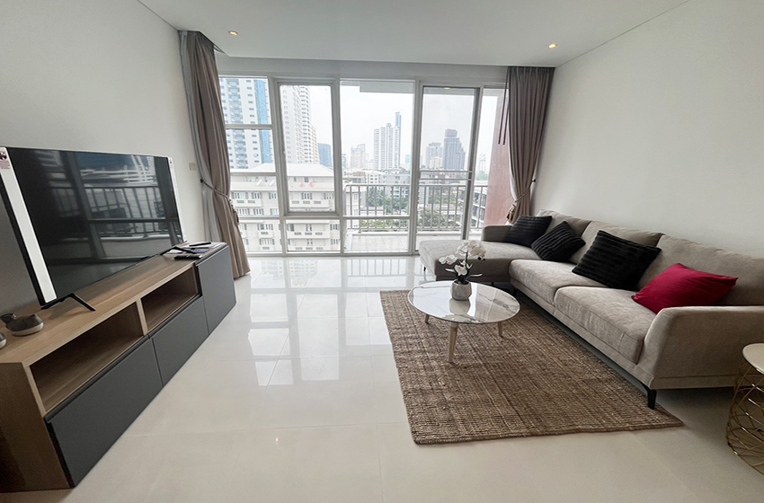 Condominium in Sukhumvit : FullerTon Condominium 