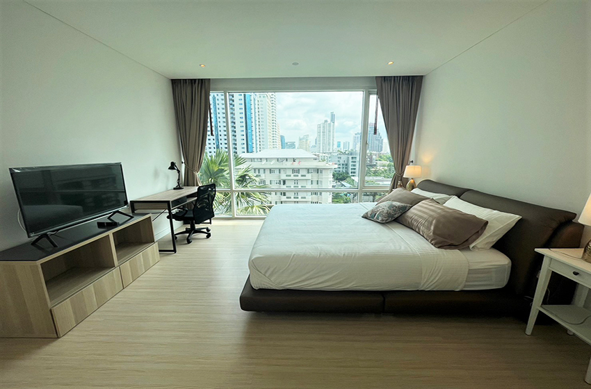 Condominium in Sukhumvit : FullerTon Condominium 