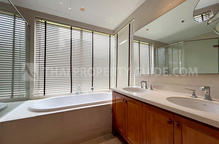 Condominium in Sukhumvit : The Emporio Place 