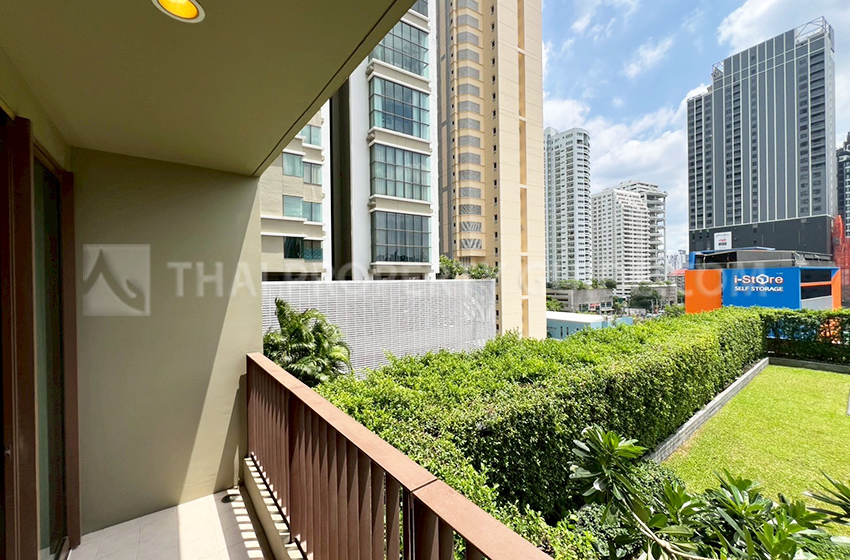 Condominium in Sukhumvit : The Emporio Place 