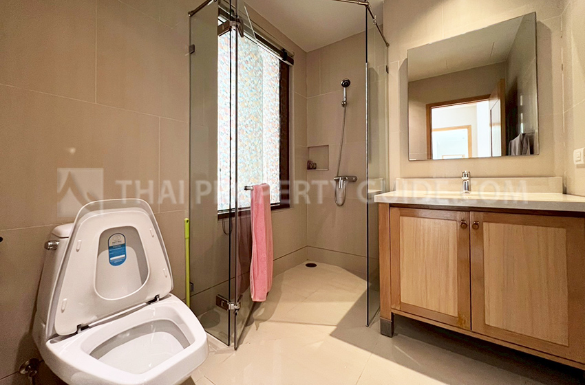 Condominium in Sukhumvit : The Emporio Place 