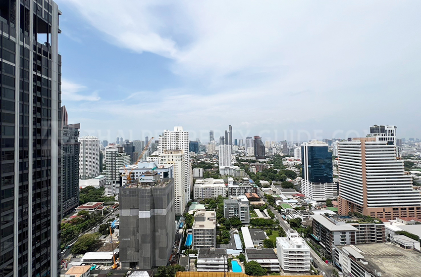 Condominium in Sukhumvit : FullerTon Condominium 