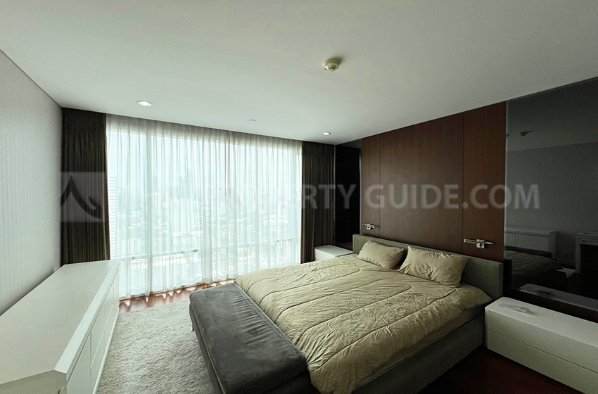 Condominium in Sukhumvit : FullerTon Condominium 