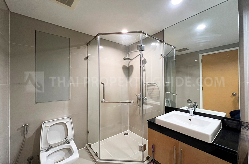 Condominium in Sukhumvit : FullerTon Condominium 