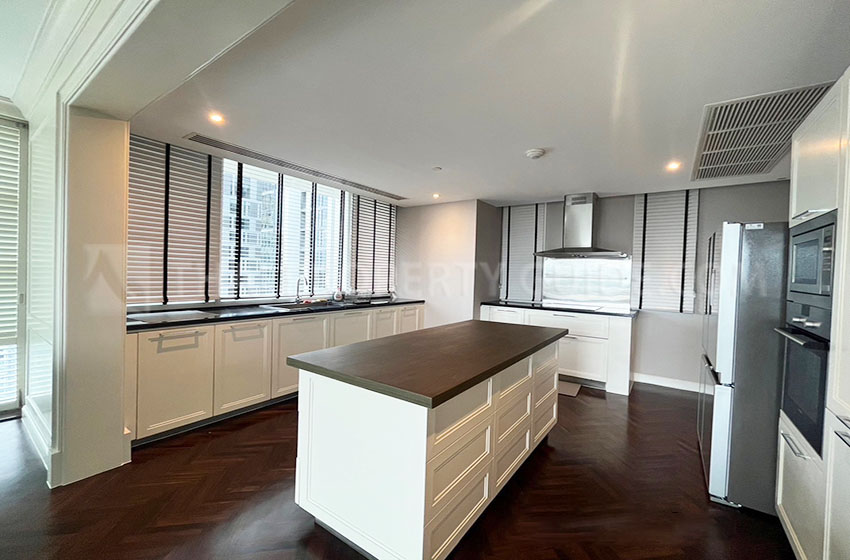 Condominium in Sukhumvit : FullerTon Condominium 