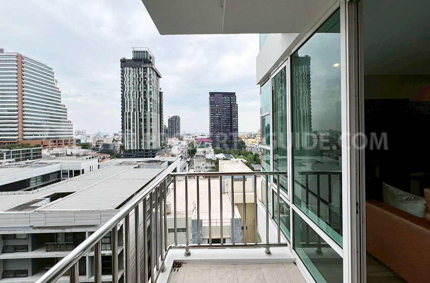 Condominium in Sukhumvit : FullerTon Condominium 