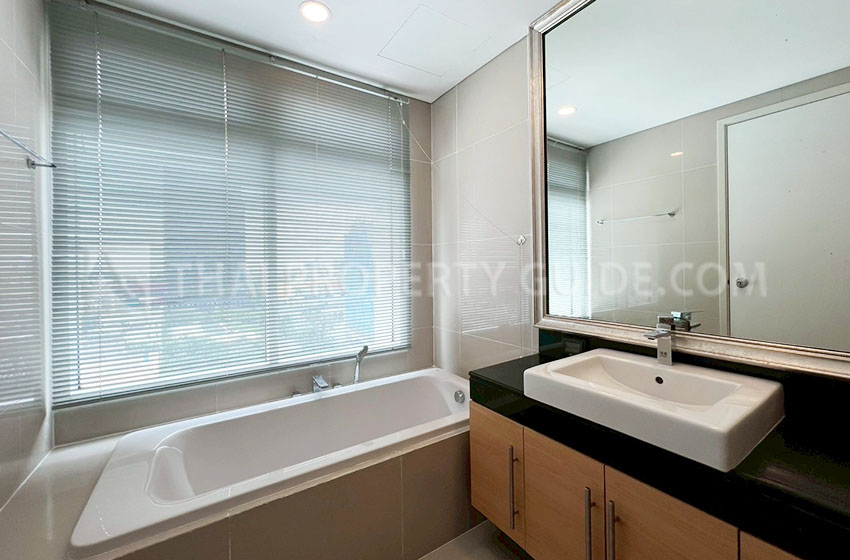 Condominium in Sukhumvit : FullerTon Condominium 