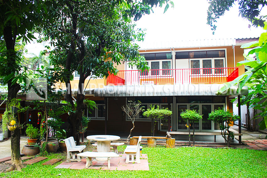House for rent in New Petchburi (near KIS International School)