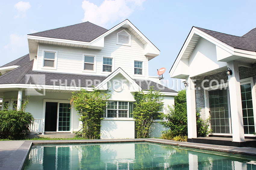 House with Private Pool in Bangnatrad
