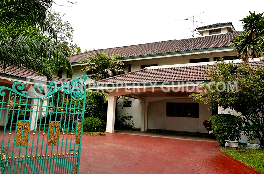 House with Private Pool for sale in Bangnatrad