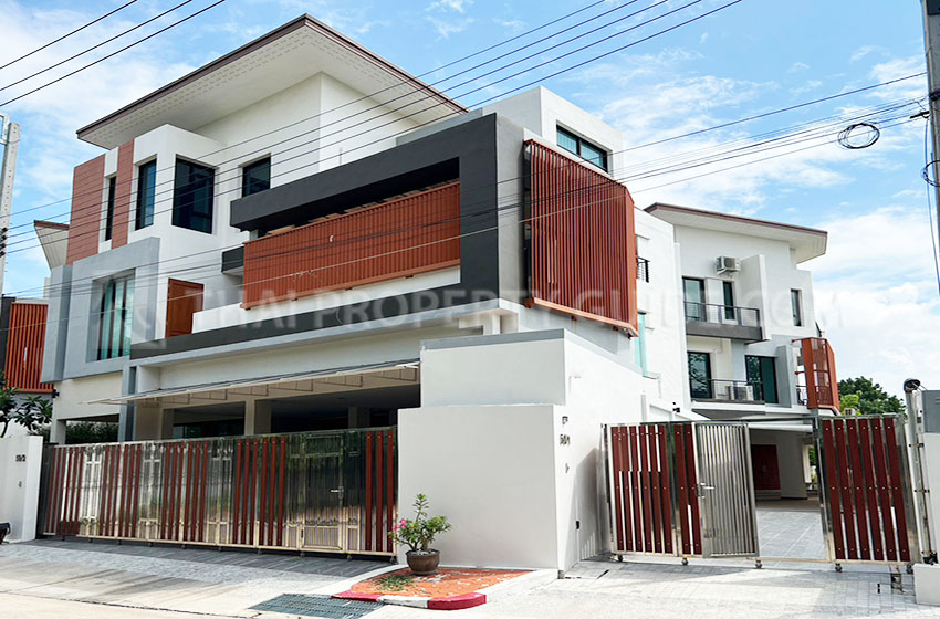 House with Private Pool for sale in Bangnatrad