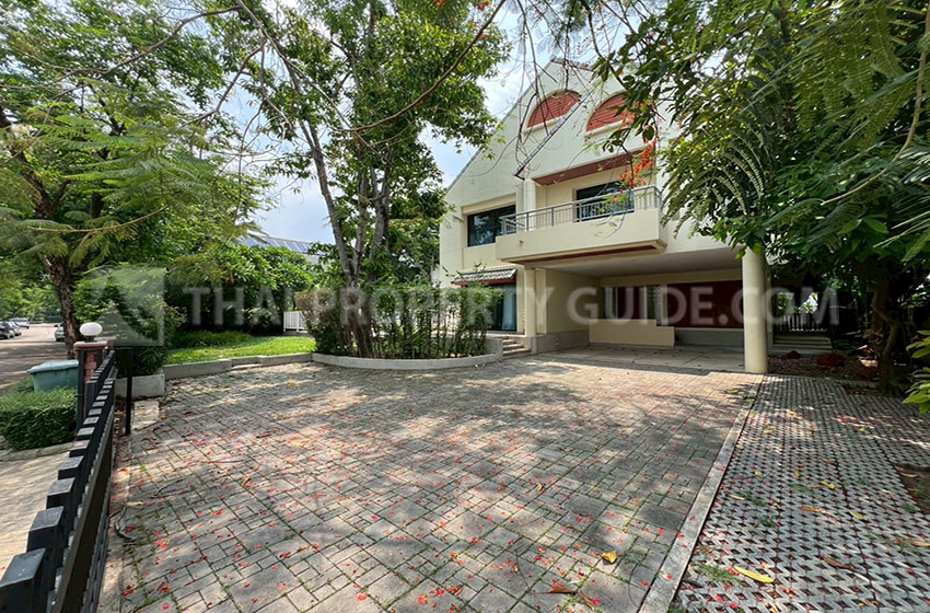 House with Private Pool in Nichada Thani 