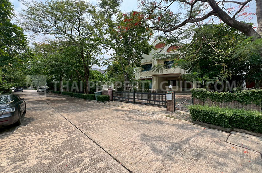 House with Private Pool in Nichada Thani 
